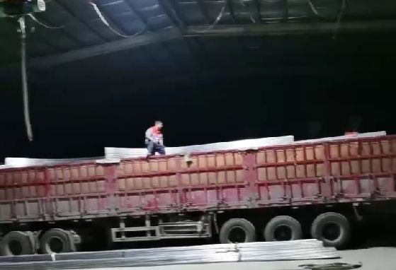 天黑了，發(fā)貨裝車依然加班進(jìn)行中，服務(wù)好更多的客戶