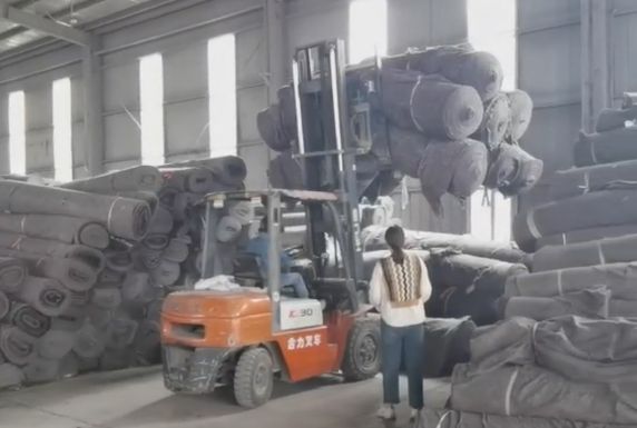 大棚保溫被發(fā)貨，女將齊上陣！